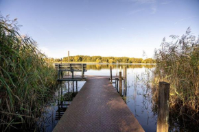 Ferienhaus-Haus-am-See-mit-Wassergrundstueck